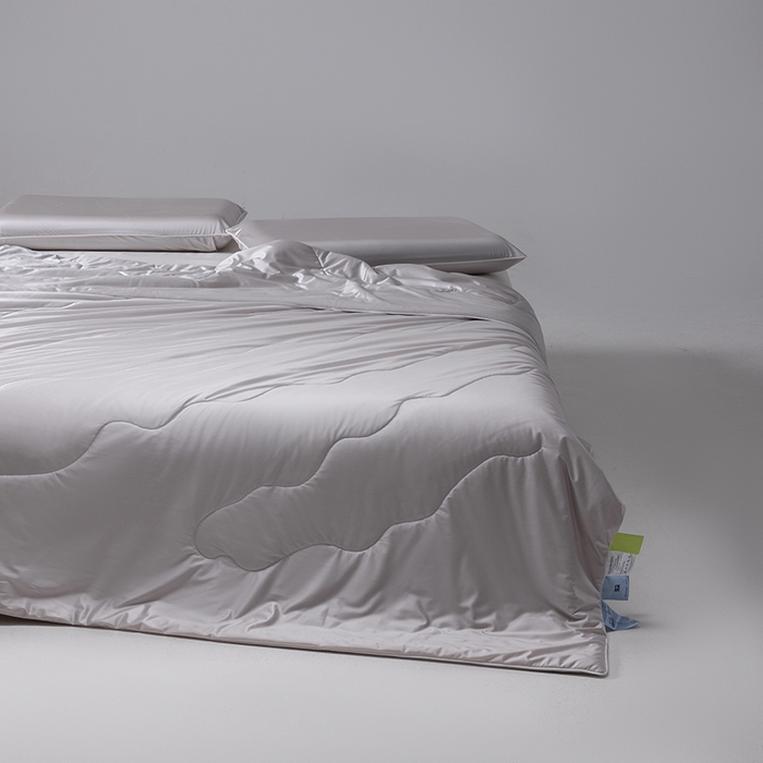 91家纺网 家纺一手货源 找家纺 迪梵家纺 2026春夏新品A类水光丝绸锦氨（170克面料）凉感冰丝夏凉被55大豆夏被空调被薄被子被芯 暮山紫