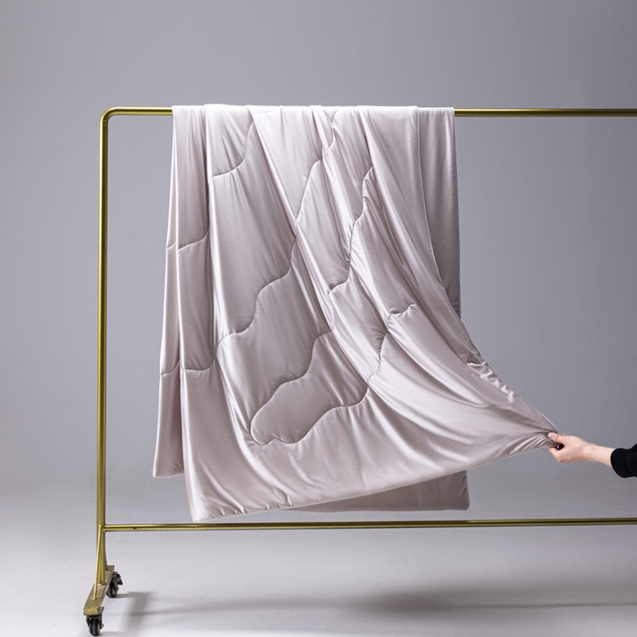 91家纺网 家纺一手货源 找家纺 迪梵家纺 2026春夏新品A类水光丝绸锦氨（170克面料）凉感冰丝夏凉被55大豆夏被空调被薄被子被芯 暮山紫