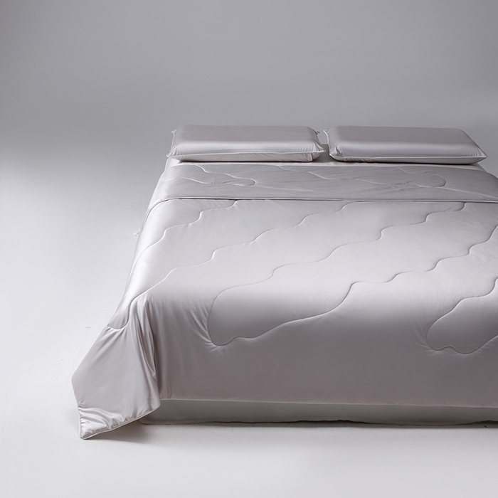 91家纺网 家纺一手货源 找家纺 迪梵家纺 2026春夏新品A类水光丝绸锦氨（170克面料）凉感冰丝夏凉被55大豆夏被空调被薄被子被芯 暮山紫