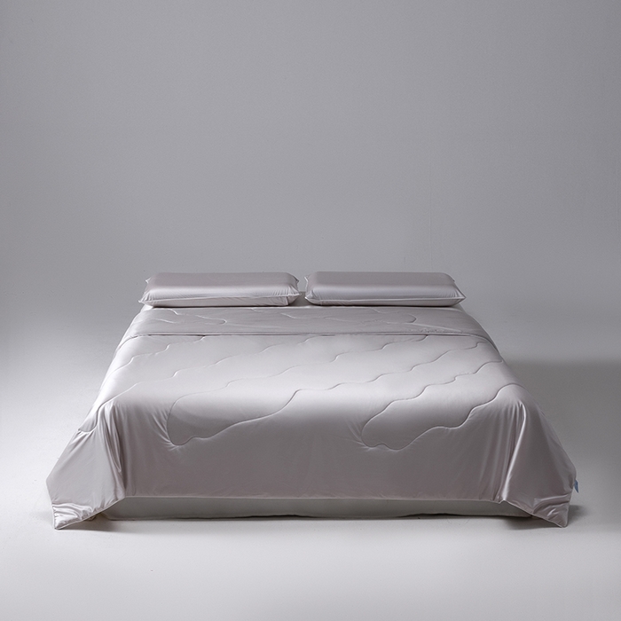 91家纺网 家纺一手货源 找家纺 迪梵家纺 2026春夏新品A类水光丝绸锦氨（170克面料）凉感冰丝夏凉被55大豆夏被空调被薄被子被芯 暮山紫