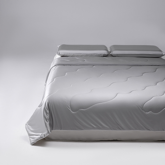 91家纺网 家纺一手货源 找家纺 迪梵家纺 2026春夏新品A类水光丝绸锦氨（170克面料）凉感冰丝夏凉被55大豆夏被空调被薄被子被芯 暮云灰