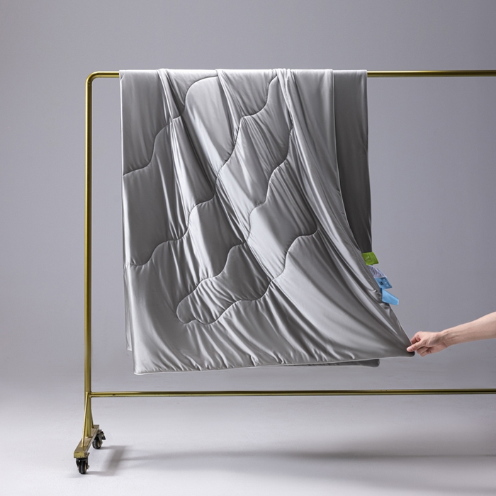 91家纺网 家纺一手货源 找家纺 迪梵家纺 2026春夏新品A类水光丝绸锦氨（170克面料）凉感冰丝夏凉被55大豆夏被空调被薄被子被芯 暮云灰