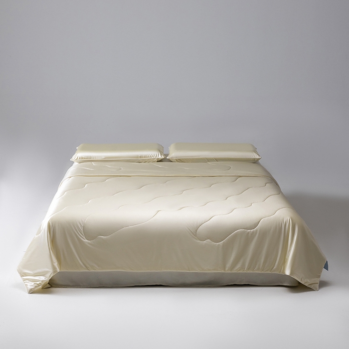 91家纺网 家纺一手货源 找家纺 迪梵家纺 2026春夏新品A类水光丝绸锦氨（170克面料）凉感冰丝夏凉被55大豆夏被空调被薄被子被芯 奶油黄