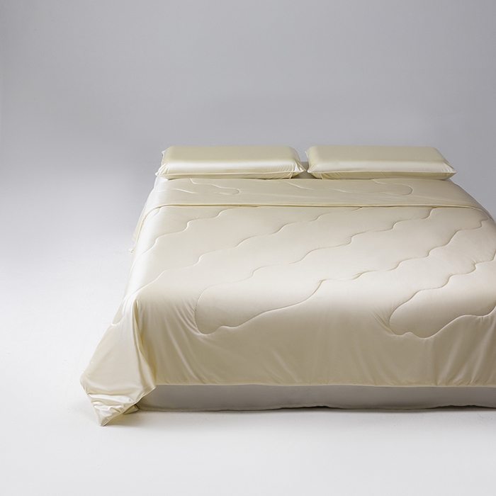 91家纺网 家纺一手货源 找家纺 迪梵家纺 2026春夏新品A类水光丝绸锦氨（170克面料）凉感冰丝夏凉被55大豆夏被空调被薄被子被芯 奶油黄