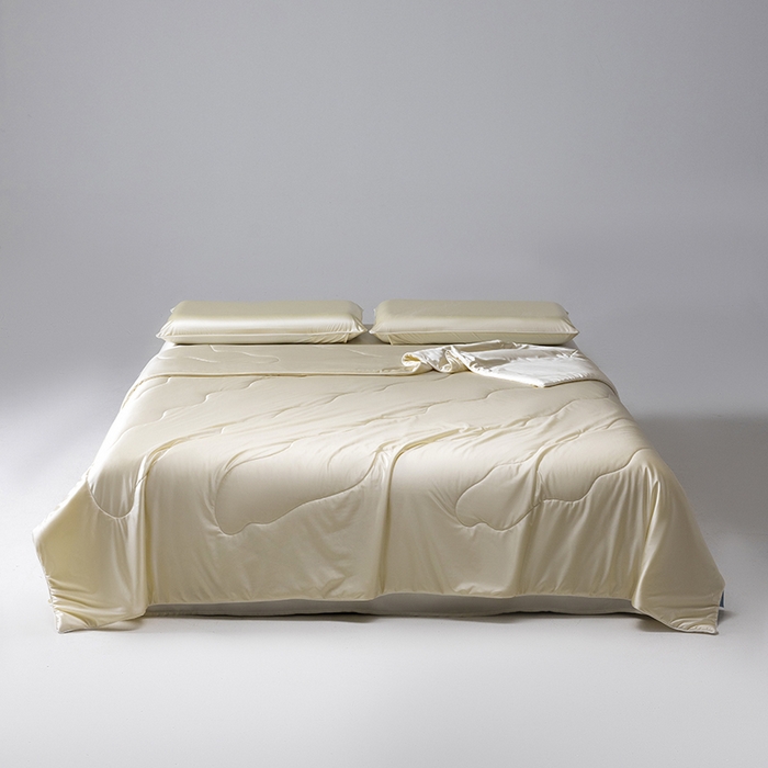 91家纺网 家纺一手货源 找家纺 迪梵家纺 2026春夏新品A类水光丝绸锦氨（170克面料）凉感冰丝夏凉被55大豆夏被空调被薄被子被芯 奶油黄