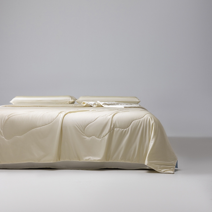 91家纺网 家纺一手货源 找家纺 迪梵家纺 2026春夏新品A类水光丝绸锦氨（170克面料）凉感冰丝夏凉被55大豆夏被空调被薄被子被芯 奶油黄