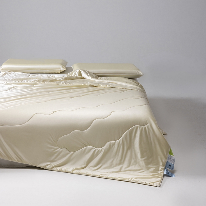 91家纺网 家纺一手货源 找家纺 迪梵家纺 2026春夏新品A类水光丝绸锦氨（170克面料）凉感冰丝夏凉被55大豆夏被空调被薄被子被芯 奶油黄