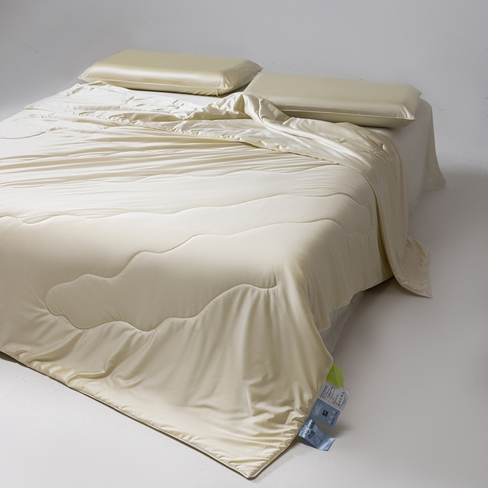 91家纺网 家纺一手货源 找家纺 迪梵家纺 2026春夏新品A类水光丝绸锦氨（170克面料）凉感冰丝夏凉被55大豆夏被空调被薄被子被芯 奶油黄