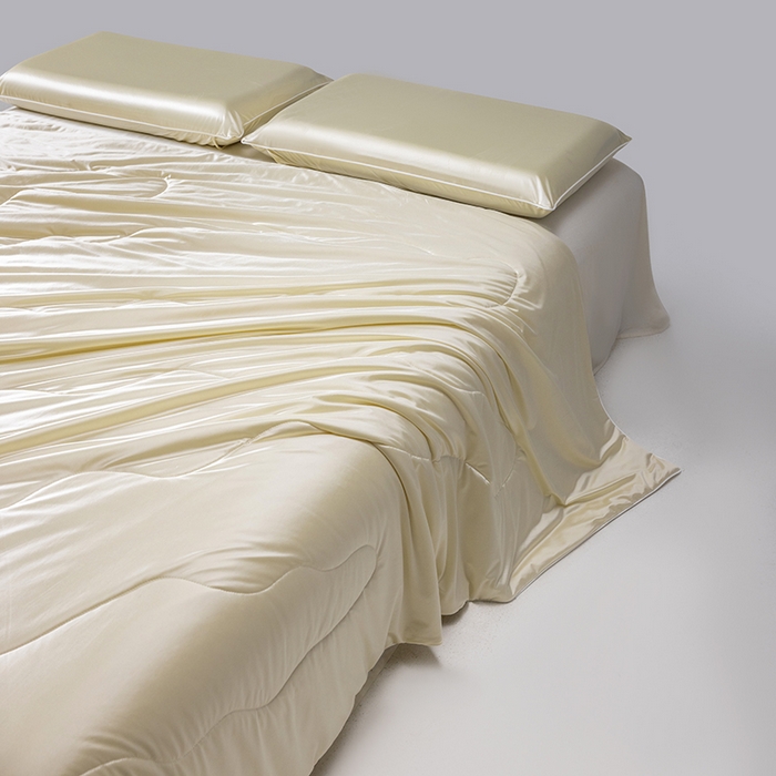 91家纺网 家纺一手货源 找家纺 迪梵家纺 2026春夏新品A类水光丝绸锦氨（170克面料）凉感冰丝夏凉被55大豆夏被空调被薄被子被芯 奶油黄