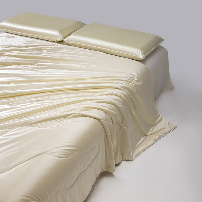 91家纺网 家纺一手货源 找家纺 迪梵家纺 2026春夏新品A类水光丝绸锦氨（170克面料）凉感冰丝夏凉被55大豆夏被空调被薄被子被芯 奶油黄