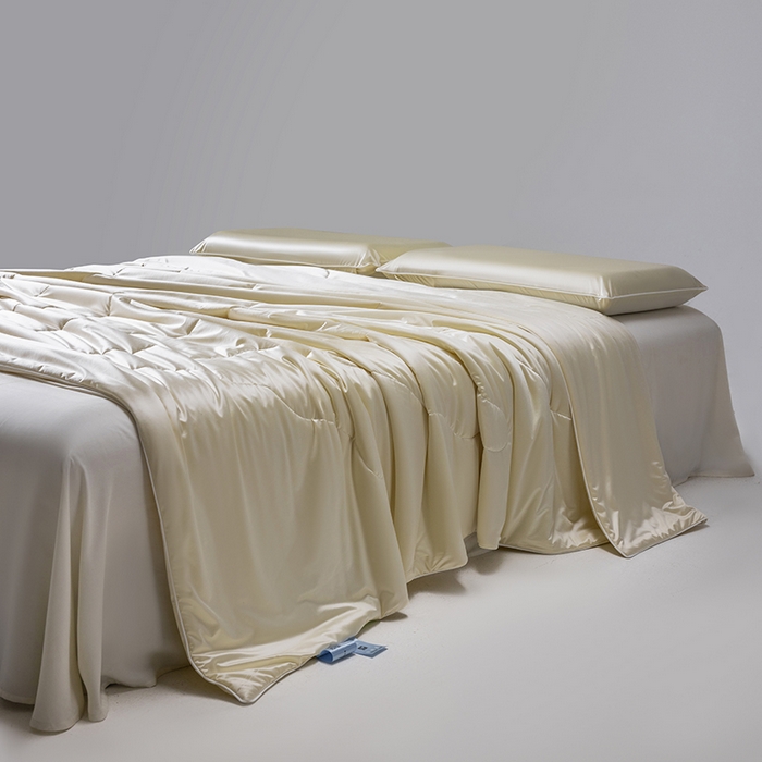 91家纺网 家纺一手货源 找家纺 迪梵家纺 2026春夏新品A类水光丝绸锦氨（170克面料）凉感冰丝夏凉被55大豆夏被空调被薄被子被芯 奶油黄