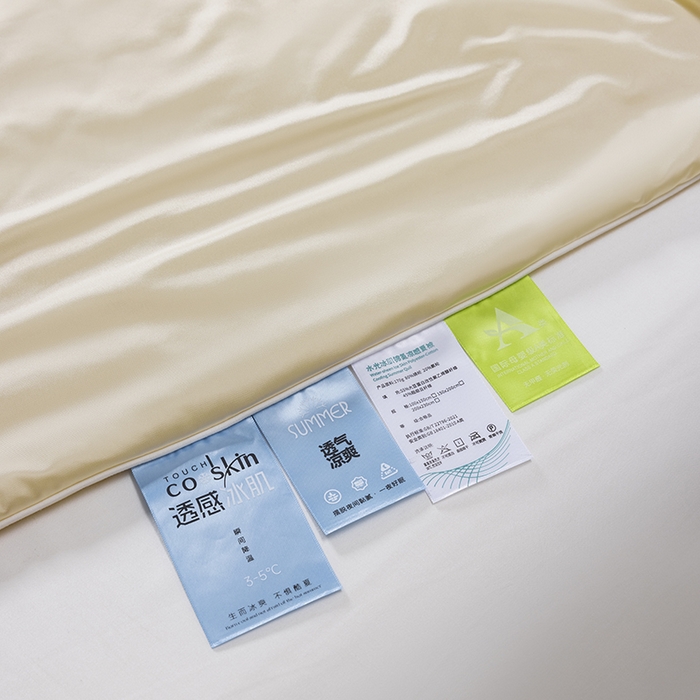 91家纺网 家纺一手货源 找家纺 迪梵家纺 2026春夏新品A类水光丝绸锦氨（170克面料）凉感冰丝夏凉被55大豆夏被空调被薄被子被芯 奶油黄