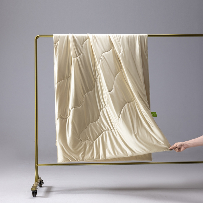 91家纺网 家纺一手货源 找家纺 迪梵家纺 2026春夏新品A类水光丝绸锦氨（170克面料）凉感冰丝夏凉被55大豆夏被空调被薄被子被芯 奶油黄