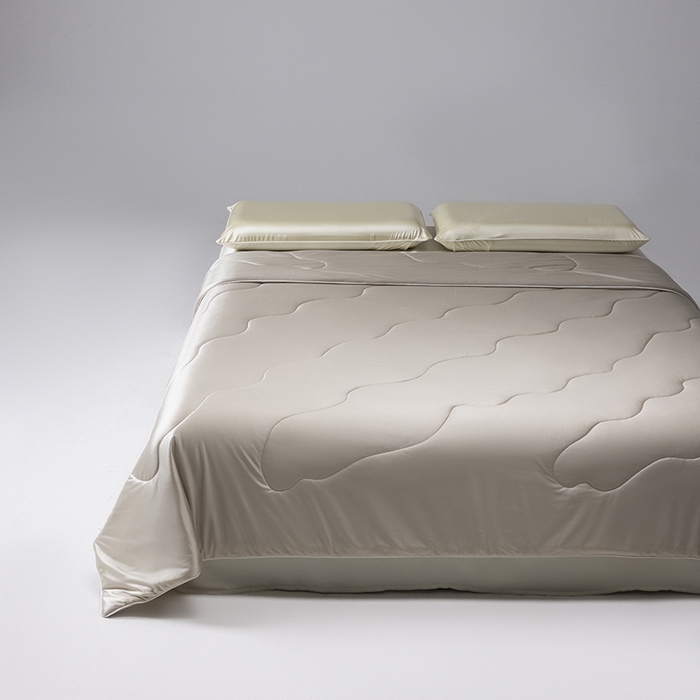 91家纺网 家纺一手货源 找家纺 迪梵家纺 2026春夏新品A类水光丝绸锦氨（170克面料）凉感冰丝夏凉被55大豆夏被空调被薄被子被芯 香槟金