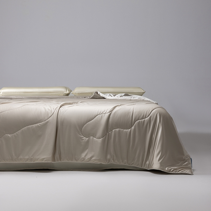 91家纺网 家纺一手货源 找家纺 迪梵家纺 2026春夏新品A类水光丝绸锦氨（170克面料）凉感冰丝夏凉被55大豆夏被空调被薄被子被芯 香槟金