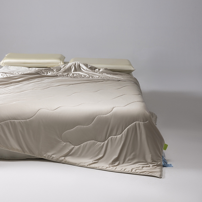 91家纺网 家纺一手货源 找家纺 迪梵家纺 2026春夏新品A类水光丝绸锦氨（170克面料）凉感冰丝夏凉被55大豆夏被空调被薄被子被芯 香槟金