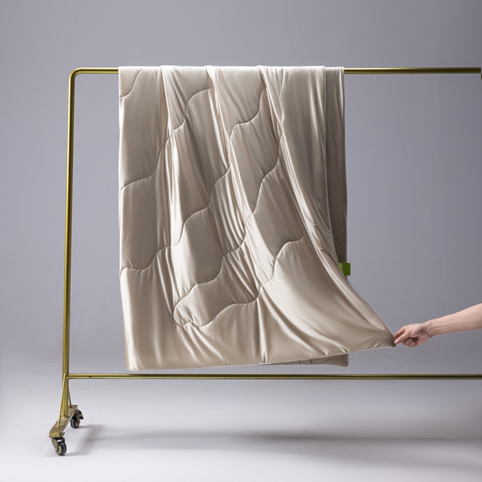 91家纺网 家纺一手货源 找家纺 迪梵家纺 2026春夏新品A类水光丝绸锦氨（170克面料）凉感冰丝夏凉被55大豆夏被空调被薄被子被芯 香槟金