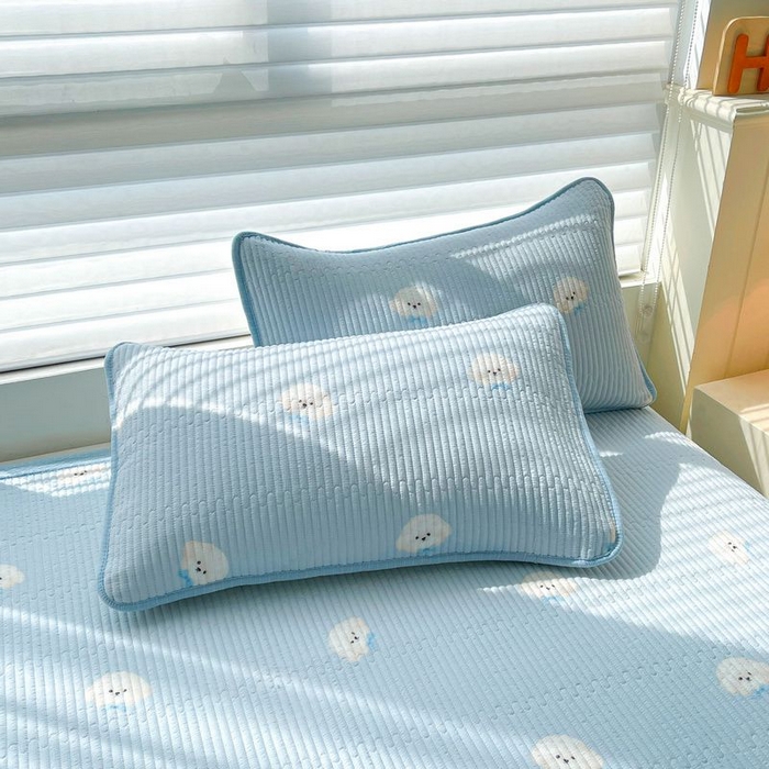 91家纺网 家纺一手货源 找家纺 梵朴 2026新款A类泡芙双层纱云感邹邹纱床盖三件套 蓝色领结狗