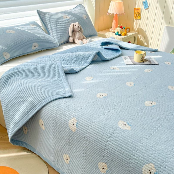 91家纺网 家纺一手货源 找家纺 梵朴 2026新款A类泡芙双层纱云感邹邹纱床盖三件套 蓝色领结狗