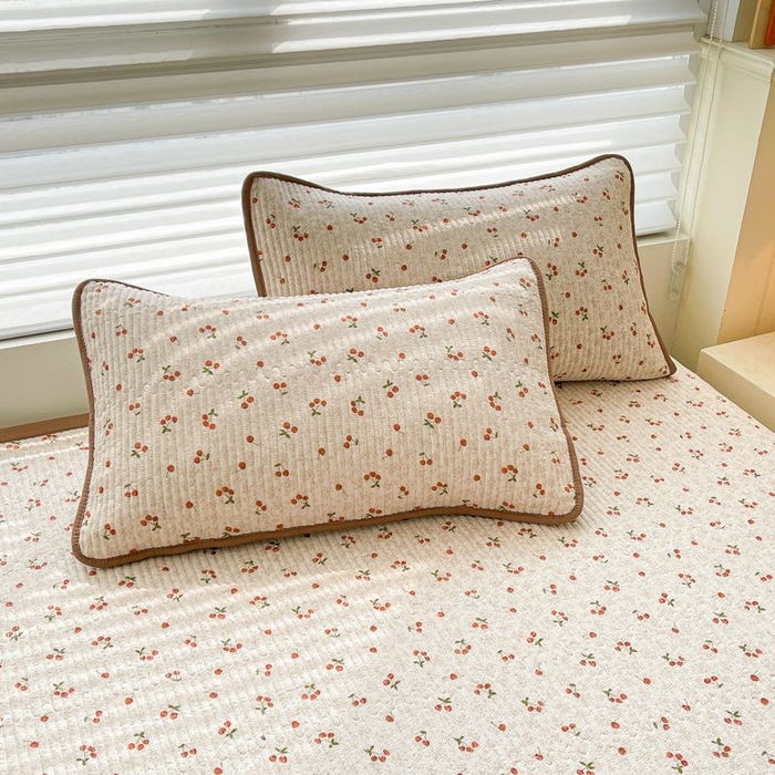 91家纺网 家纺一手货源 找家纺 梵朴 2026新款A类泡芙双层纱云感邹邹纱床盖三件套 酒渍樱桃