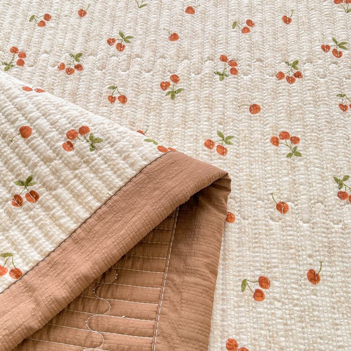 91家纺网 家纺一手货源 找家纺 梵朴 2026新款A类泡芙双层纱云感邹邹纱床盖三件套 酒渍樱桃