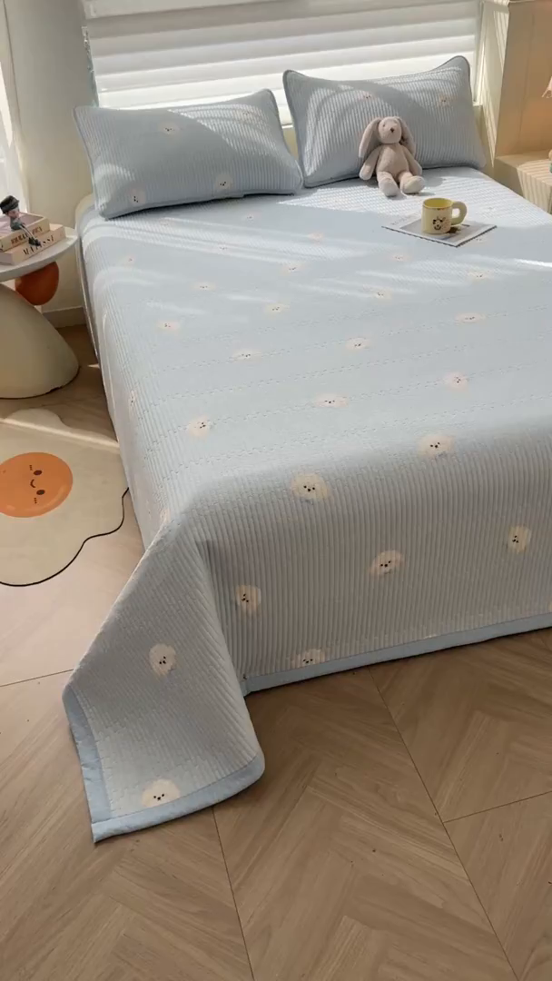 91家纺网 家纺一手货源 找家纺 梵朴 2026新款A类泡芙双层纱云感邹邹纱床盖三件套 蓝色领结狗