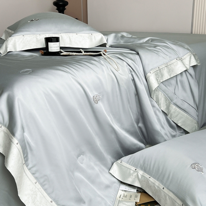 91家纺网 家纺一手货源 找家纺 桂雅居 2026新款东芳茶净--福运绵长工艺夏被被子被芯 丝柔灰