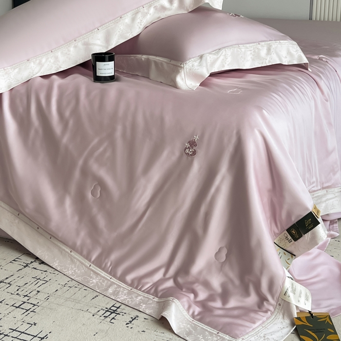 91家纺网 家纺一手货源 找家纺 桂雅居 2026新款东芳茶净--福运绵长工艺夏被被子被芯 丝柔粉