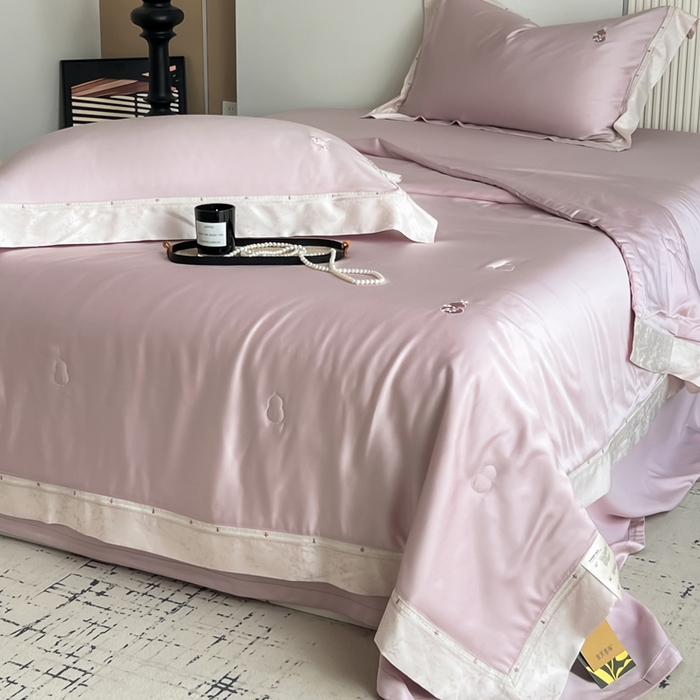 91家纺网 家纺一手货源 找家纺 桂雅居 2026新款东芳茶净--福运绵长工艺夏被被子被芯 丝柔粉