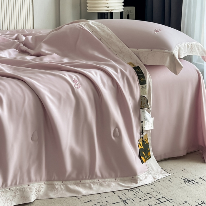 91家纺网 家纺一手货源 找家纺 桂雅居 2026新款东芳茶净--福运绵长工艺夏被被子被芯 丝柔粉