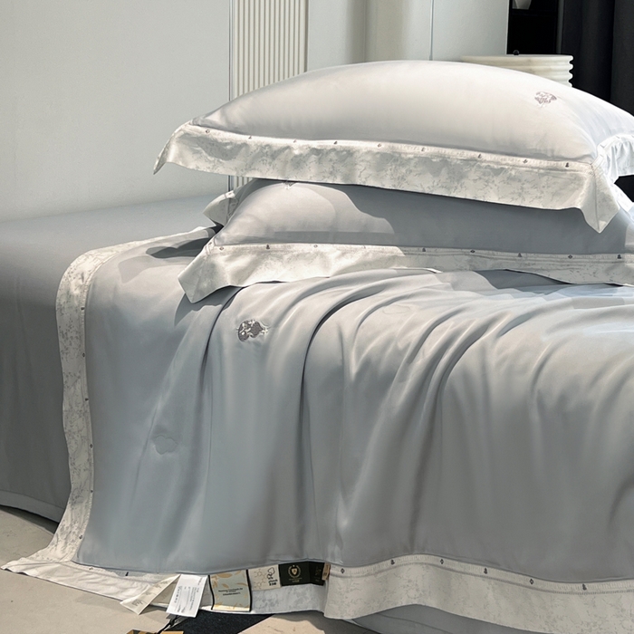 91家纺网 家纺一手货源 找家纺 桂雅居 2026新款东芳茶净--福运绵长工艺夏被被子被芯 丝柔灰