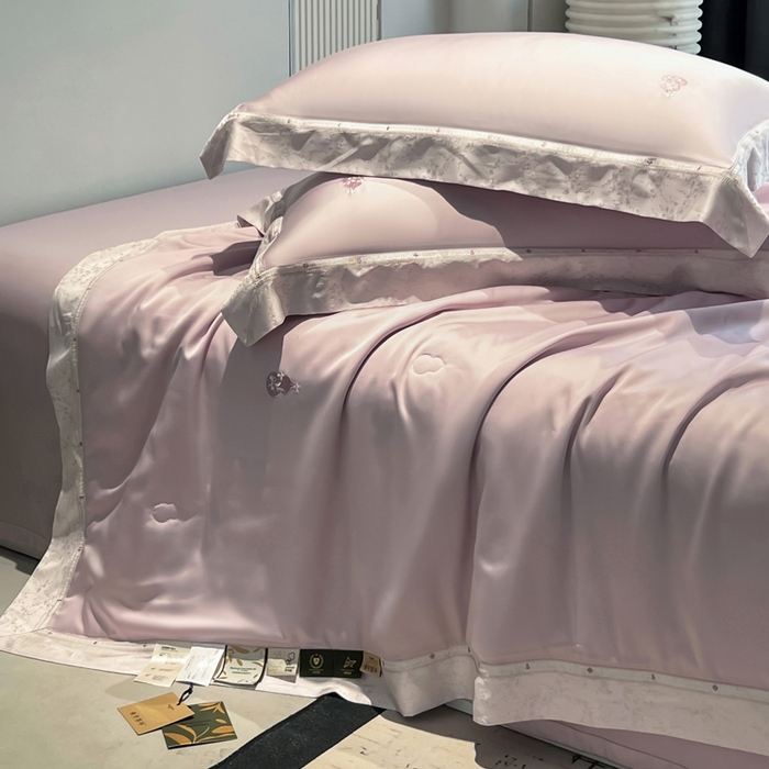 91家纺网 家纺一手货源 找家纺 桂雅居 2026新款东芳茶净--福运绵长工艺夏被被子被芯 丝柔粉