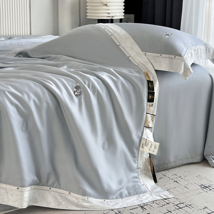 91家纺网 家纺一手货源 找家纺 桂雅居 2026新款东芳茶净--福运绵长工艺夏被被子被芯 丝柔灰