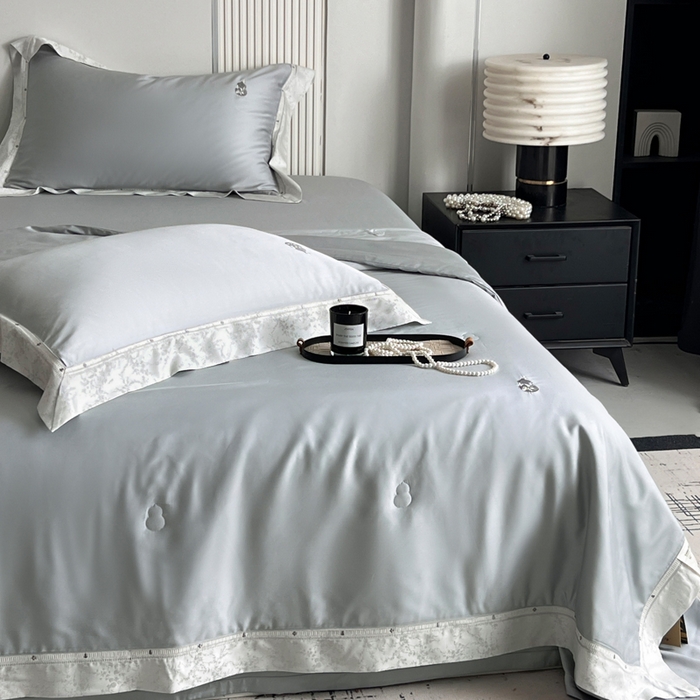 91家纺网 家纺一手货源 找家纺 桂雅居 2026新款东芳茶净--福运绵长工艺夏被被子被芯 丝柔灰