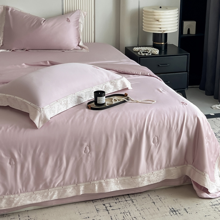 91家纺网 家纺一手货源 找家纺 桂雅居 2026新款东芳茶净--福运绵长工艺夏被被子被芯 丝柔粉