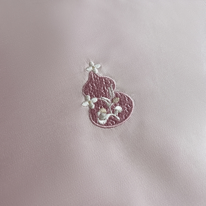 91家纺网 家纺一手货源 找家纺 桂雅居 2026新款东芳茶净--福运绵长工艺夏被被子被芯 丝柔粉