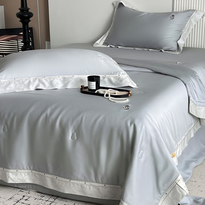 91家纺网 家纺一手货源 找家纺 桂雅居 2026新款东芳茶净--福运绵长工艺夏被被子被芯 丝柔灰