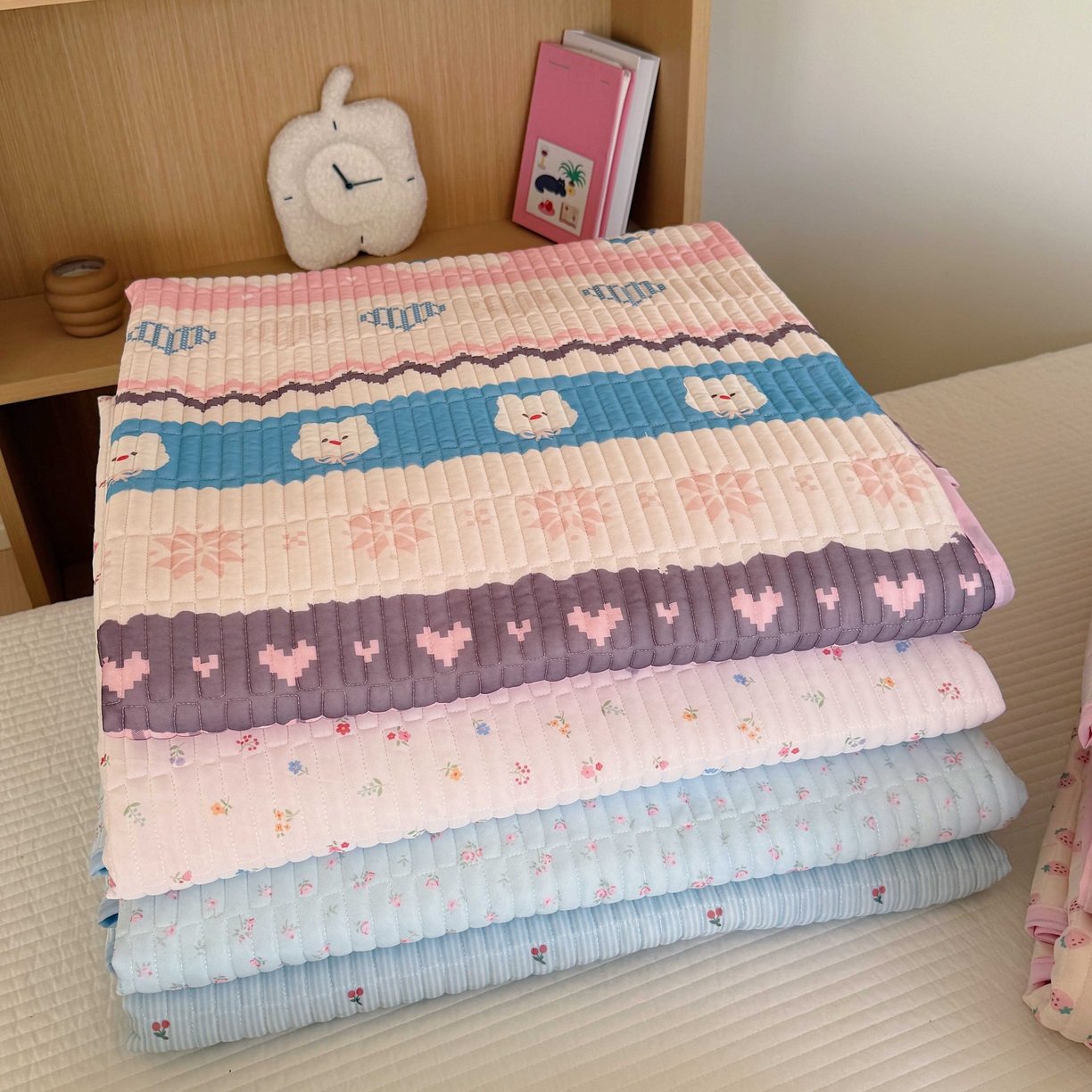 91家纺网 家纺一手货源 找家纺 （总）美乐迪家纺 2026春夏新款水光冰丝床盖夏被夏凉被空调被四件套