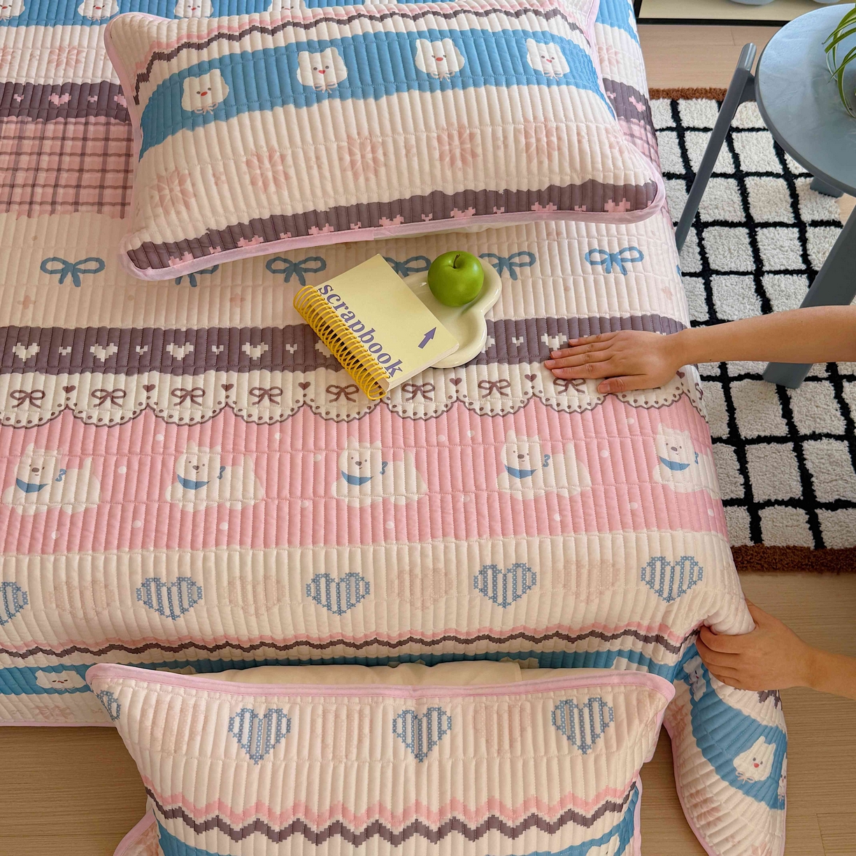 91家纺网 家纺一手货源 找家纺 美乐迪家纺 2026春夏新款水光冰丝床盖夏被夏凉被空调被四件套 粉色费尔岛