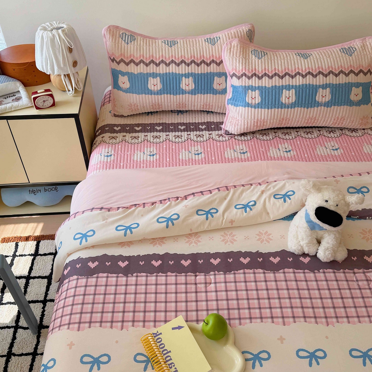 91家纺网 家纺一手货源 找家纺 美乐迪家纺 2026春夏新款水光冰丝床盖夏被夏凉被空调被四件套 粉色费尔岛