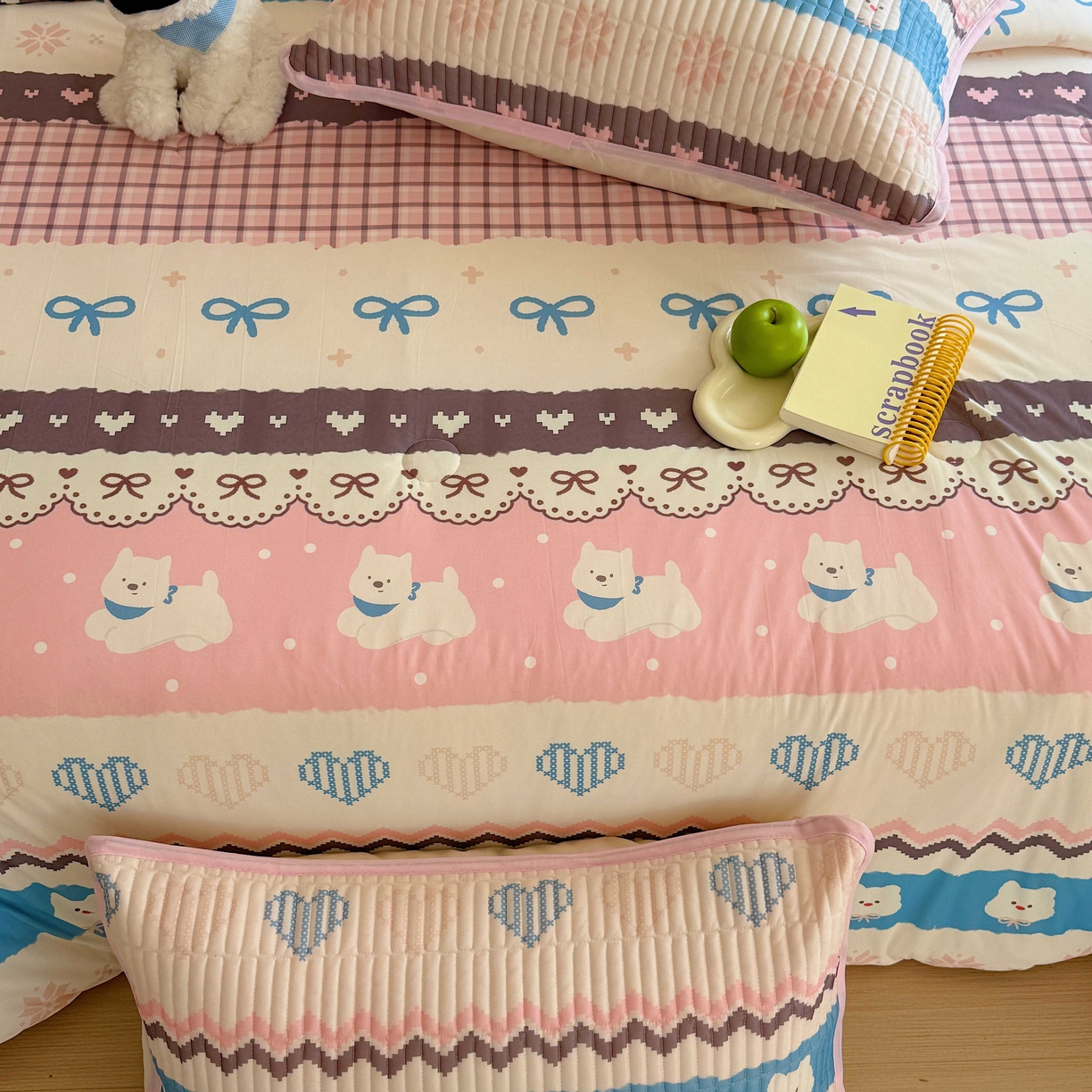 91家纺网 家纺一手货源 找家纺 美乐迪家纺 2026春夏新款水光冰丝床盖夏被夏凉被空调被四件套 粉色费尔岛