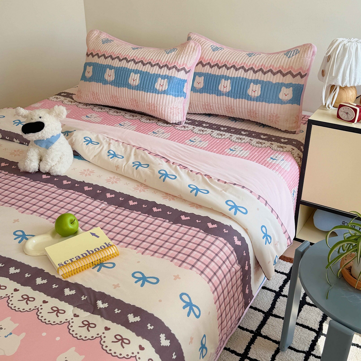 91家纺网 家纺一手货源 找家纺 美乐迪家纺 2026春夏新款水光冰丝床盖夏被夏凉被空调被四件套 粉色费尔岛