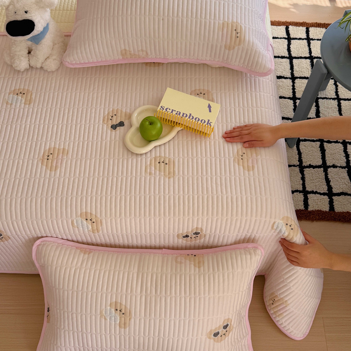 91家纺网 家纺一手货源 找家纺 美乐迪家纺 2026春夏新款水光冰丝床盖夏被夏凉被空调被四件套 粉色小熊