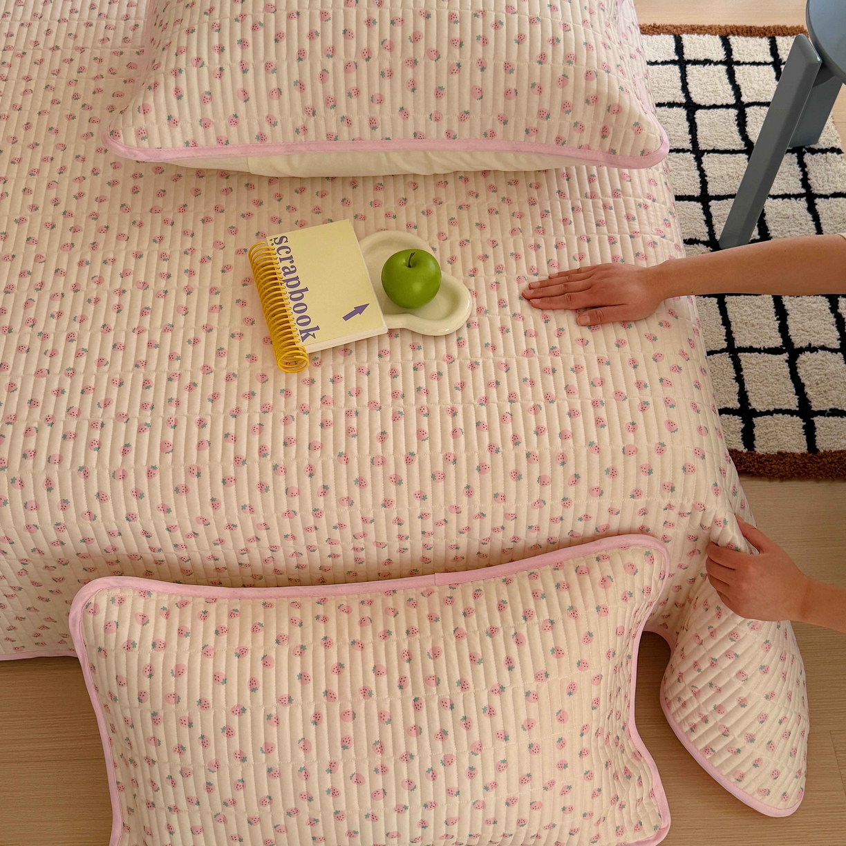 91家纺网 家纺一手货源 找家纺 美乐迪家纺 2026春夏新款水光冰丝床盖夏被夏凉被空调被四件套 小草莓