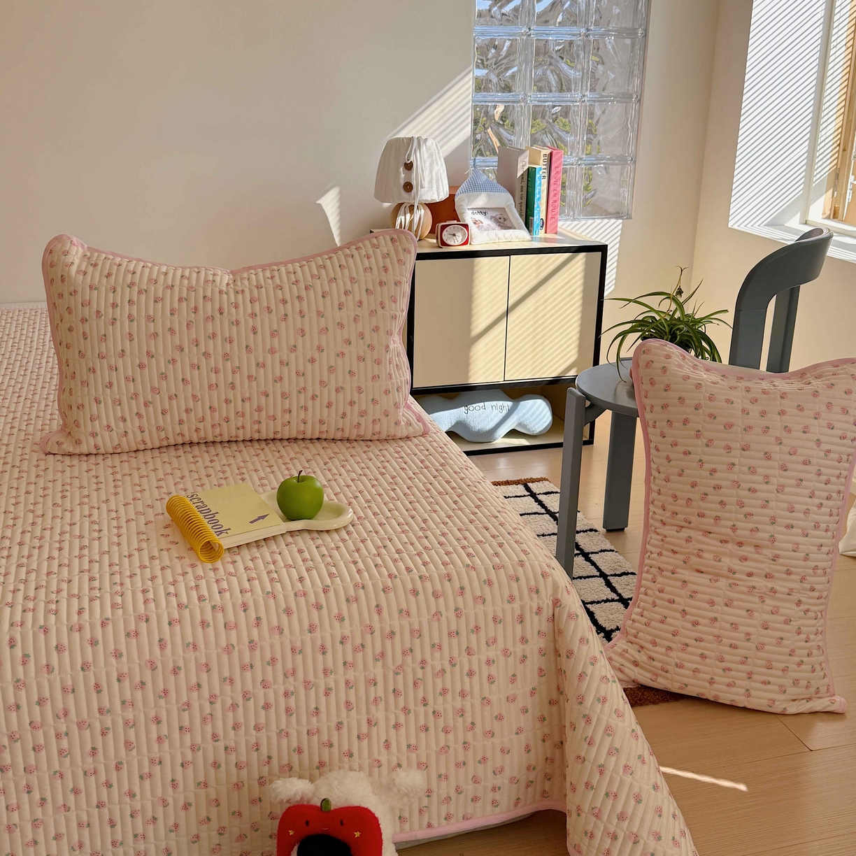 91家纺网 家纺一手货源 找家纺 美乐迪家纺 2026春夏新款水光冰丝床盖夏被夏凉被空调被四件套 小草莓