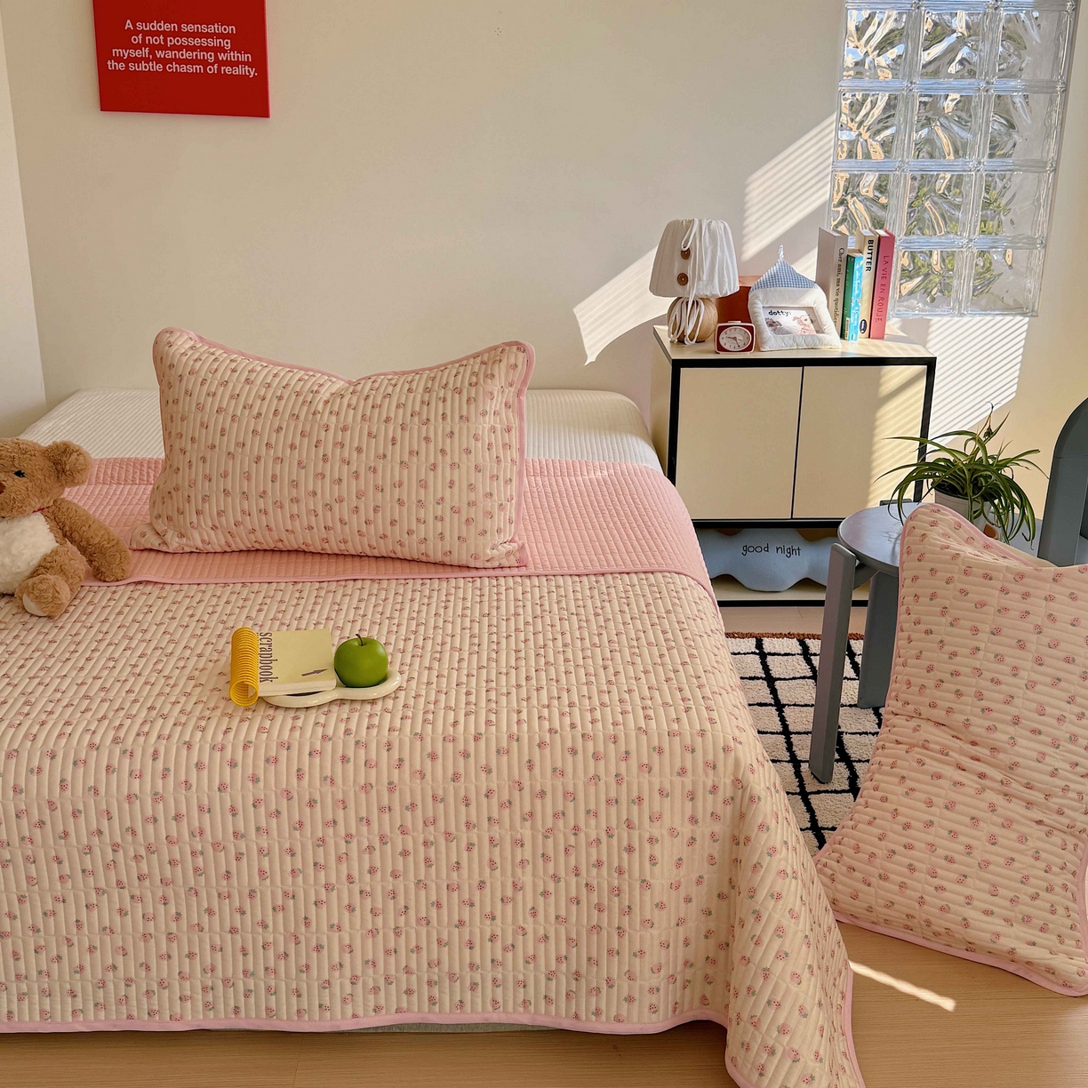 91家纺网 家纺一手货源 找家纺 美乐迪家纺 2026春夏新款水光冰丝床盖夏被夏凉被空调被四件套 小草莓