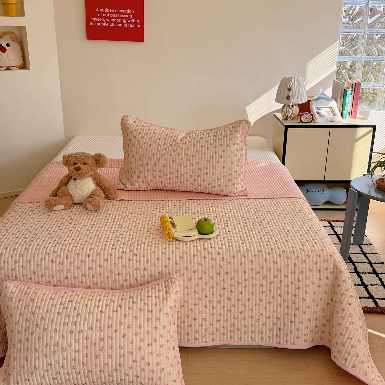 91家纺网 家纺一手货源 找家纺 美乐迪家纺 2026春夏新款水光冰丝床盖夏被夏凉被空调被四件套 小草莓