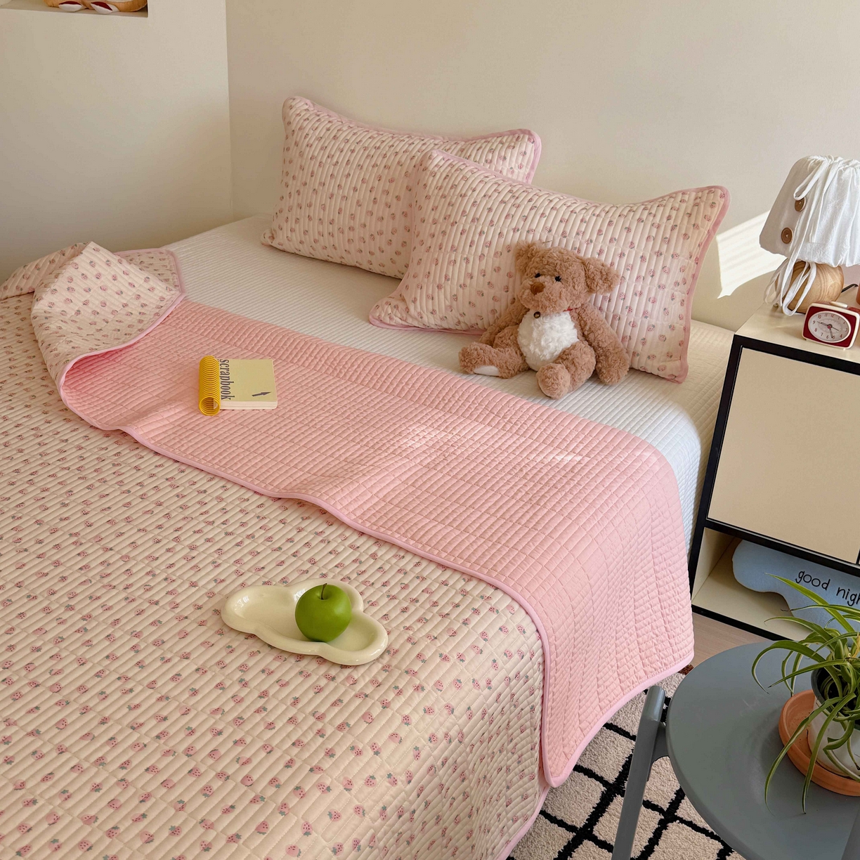 91家纺网 家纺一手货源 找家纺 美乐迪家纺 2026春夏新款水光冰丝床盖夏被夏凉被空调被四件套 小草莓