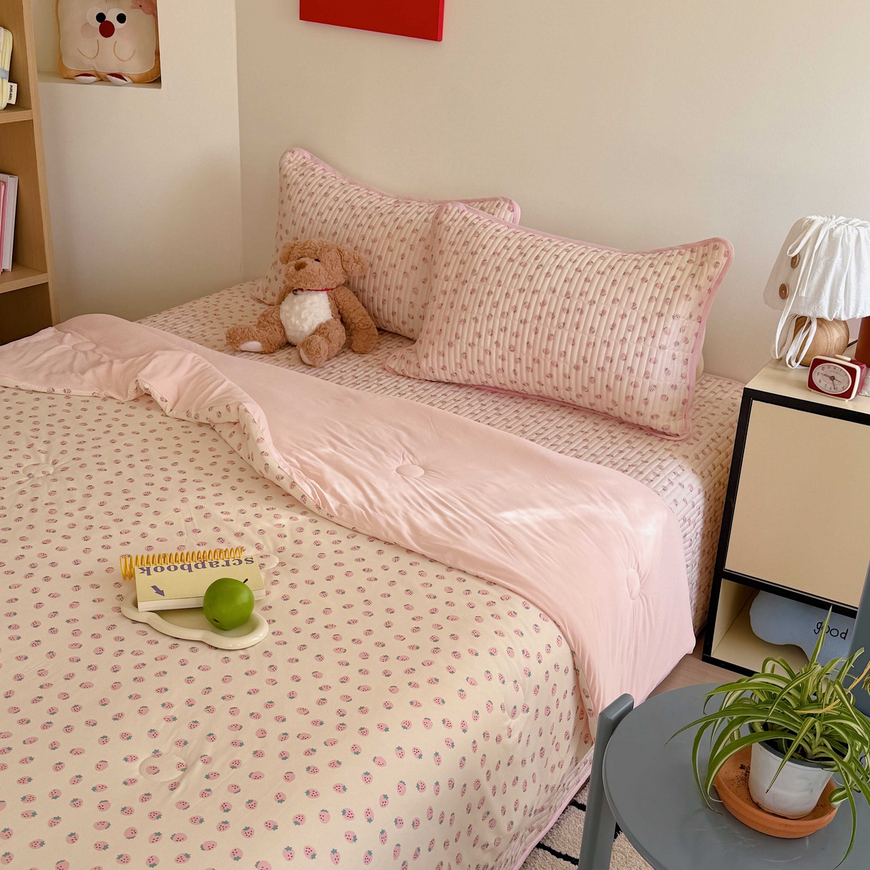 91家纺网 家纺一手货源 找家纺 美乐迪家纺 2026春夏新款水光冰丝床盖夏被夏凉被空调被四件套 小草莓