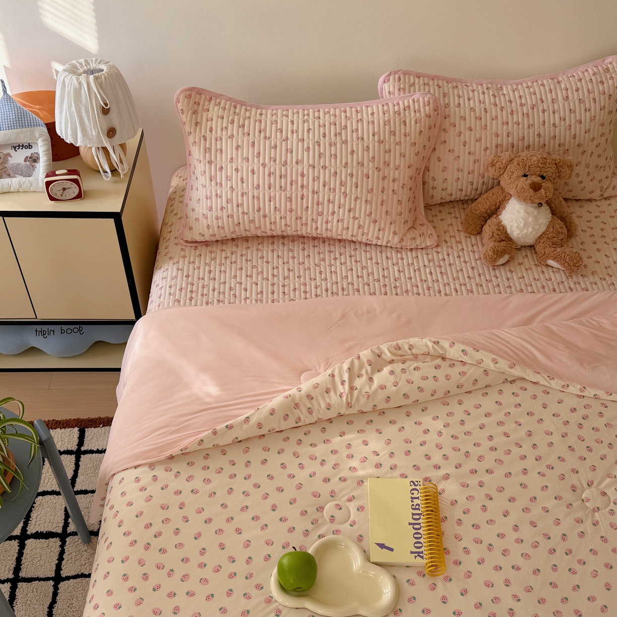 91家纺网 家纺一手货源 找家纺 美乐迪家纺 2026春夏新款水光冰丝床盖夏被夏凉被空调被四件套 小草莓